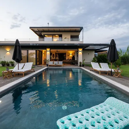 Apartment Private Pool By The Sea