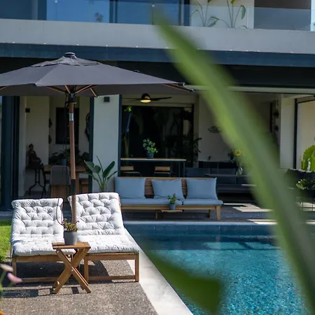 Private Pool By The Sea Apartmán *